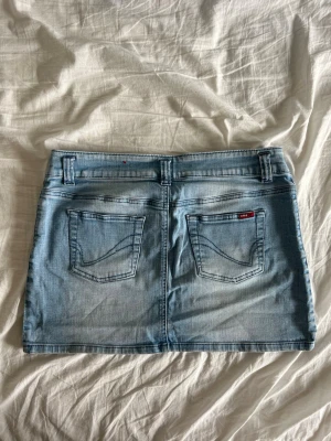 Ljusblå jeanskjol från Only - Säljer en ljusblå jeanskjol från Only. Kjolen är i fint skick med inga defekter. Midjemåttet: 40 cm rakt över, längden : 34 cm. Hör av er vid några funderingar!