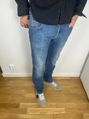 Jacob Cohën 622 LTD - Model:  622 LTD 148/536 Size: 34 fits like a 33 Skick: 9,5/10 Mått: 44x106 (midja & längd) Model är 185cm & 78kgs 