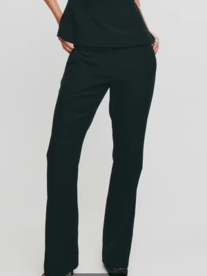 Lågmidjade vera flare kostymbyxa - Snygga svarta kostymbyxor med flare passform. Byxorna har låg midja. Säljer för att det inte är min storlek längre. 