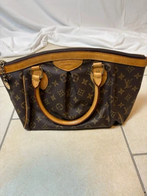 Louis vuitton tivoli väska  - Louis vuitton tivoli väska mycket bra skick vintage 