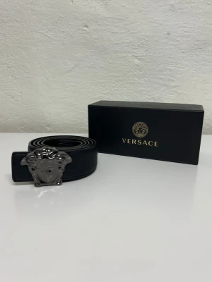 Versace Bälte  - Helt nytt aldrig använd. Storlek 110. Snabb frakt. Endast bälte.