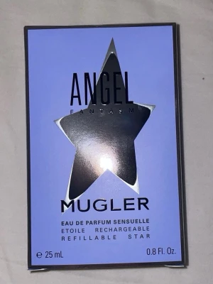 Mugler Angel Fantasm Eau de Parfum - Angel Fantasm Eau de Parfum Sensuelle från Mugler i en unik stjärnformad flaska. Doften kommer i en refillbar flaska på 25 ml och har en snygg svart och silver design. Perfekt för dig som gillar exklusiva och ikoniska parfymer.
