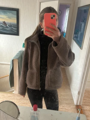 Brun teddyjacka🤎🤎 - Super skön trendig jacka från lager💕 Säljer för att jag vill ha en vit istället så kan även tänka mig att byta🫰lite liten i storleken då jag vanlogtvis brukar ha Xs men i denna passar S bättre. Ordinarie pris 300kr🤍🤍