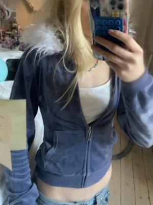 Juicy couture hoodie med fur - Äkta juicy couture tröja som jag har sytt på fluffig så notera att det kanske inte är så jätte bra påsytt! Fluffet har dock hållit i flera månader så skulle inte säga att de e fel