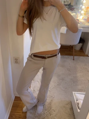 Beiga kostymbyxor - Snygga beiga kostymbyxor bootcut med låg midja från bikbok! Blivit lite förstora där av säljer jag💖Nästan helt oanvända 