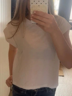 Vit basic t-shirt - En enkel och stilren vit t-shirt med korta ärmar och rund hals💕