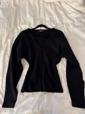 Helt ny kofta från Gina Tricot  - Helt ny aldrig använd, storlek XS, säljer även en likadan i vit, pris 240:- vid frågor kontakta mig 🫶🏽