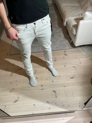 Vita jeans från Dressman - Vita jeans från Dressman | Storlek 31/32 | Mycket bra skick | Billigare pris vid köp av fler jeans på min profil | Skriv till mig vid frågor🤝📩