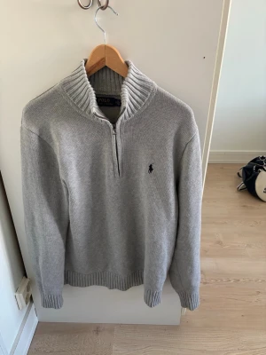 Polo ralph lauren half zip - Storlek M men passar även S. Väldigt bra skick. Nuvarande pris går 235€