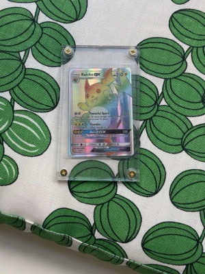 Pokémonkort Raichu GX i plastfodral - Säljer ett holografiskt Pokémonkort med Raichu GX-motiv. Kortet är placerat i ett genomskinligt plastfodral med fyra skruvar i hörnen. Perfekt för samlare eller Pokémonfans som vill ha något unikt till sin samling.