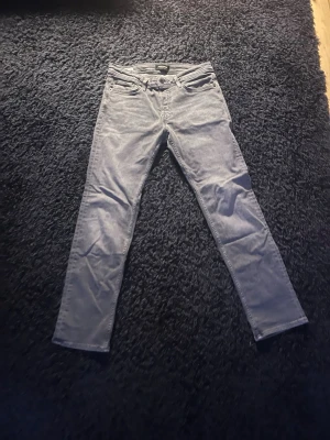 Jack & Jones jeans - Säljer dessa Jack and Jones jeans. De är i riktigt bra skick och väl omhändertagan. De är gråa och är i storlek W30 L32. Hör av dig om du har några funderingar🙌