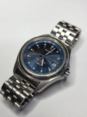 Orient pvd09004d Unisex klocka - Säljer en elegant Orient Light Powered 4000 (PVD09004D) i fint skick. Endast några små repor på glaset. Klockan drivs av ljus från både sol och lampor. Silverfärgad boett och blå sunburst-urtavla ger ett klassiskt och stilrent utseende som passar både vardag och fest.  Spec: rostfritt stål, stållänk med viklås, mineralglas, datumvisning, 50 m WR, ca 38 mm.  Rengjord länk och lätt polerad. Laddad i solljus och fungerar bra. Kan skickas eller mötas upp. Hör av dig vid frågor.