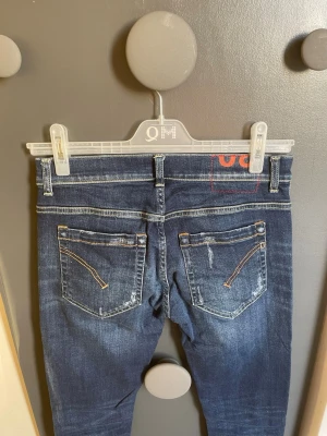 Dondup George  - Tja, säljer dessa blå dondup jeans | modell George med feta slitningar som är väldigt eftertraktat | använda endast ett fåtal gånger så nästan nya | hör av dig vid minsta lilla och priset är inte hugget i sten!// Alex closet✨