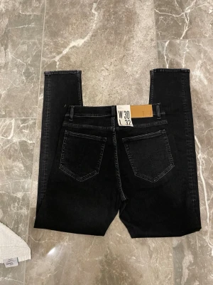 Tiger of sweden - Helt nya jeans från tiger of Sweden med prislappen kvar på. Storleken är w30 L32. Modellen är evolve. Passformen är mellan slimfit och relaxed. Snygg tvätt runt fickor. 