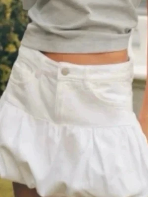 Vit volangkjol  - Finns nån få tråd som sticker ut men går att klippa bort. Aldrig använd av mig💓💓