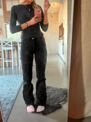 Svarta raka jeans från Zara - Säljer ett par svarta jeans från Zara med rak passform och mid midja.