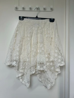 Vit spetskjol  - Fin spetskjol i storlek 146/152. 