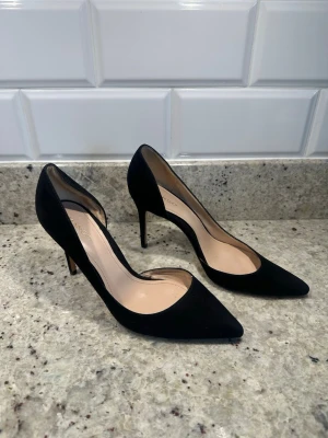 Populära klackar - Säljer dessa populära klackar från mango! Dom är absolut använda men när man har dom på sig syns det inte🌸 Säljer då dom är för små