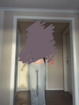 Grå mjukisbyxor från lager 157 - Snygga grå mjukisbyxor med raka ben.