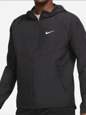 Svart nike miler jacka  - Svart nike miler löpr jacka i Storlek: S✅helt ny med sina lappar kvar på, fraktar samma dag eller morgonen efter‼️