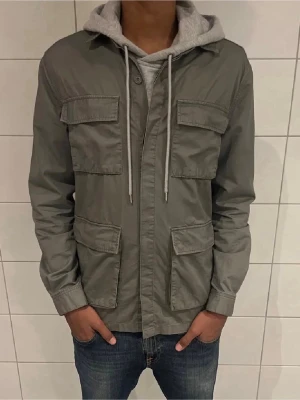 Overshirt  - Hej! Säljer denna otroligt snygga overshirt, perfekt nu när våren kikar fram! Modellen är 187 cm lång, skirv gärna vid intresse! 