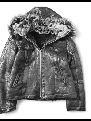 Archive fur  jacka - Snygg svart skinnjacka från Japan. Storlek L men passar bättre som M. Säljer då den inte passar storlek