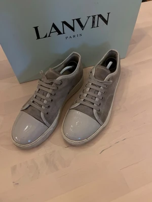 Ljusgrå Lanvin - Tja, säljer dessa sällsynta Lanvin Cap Toe i ljusgrå färg (sällsynta)  | Storlek: 42 | Skick: 9/10 använda ca 10 gånger | Skicka ett PM vid frågor ev fler bilder 👋🏽