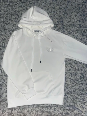 Cd hoodie - Vit - strl M - Cd hoodie i färgen grå. Nytt skick inga fläckar eller hål. Storlek M men passar S.