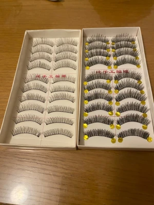 Handgjord lösögonfransar i två askar - Två askar med svarta lösögonfransar i olika stilar. Fransarna är långa, böjda och har en naturlig form. Perfekta för att framhäva ögonen och skapa en intensiv blick. Tillverkade av syntetiskt material och kommer i praktiska förpackningar. 150kr/paket /10 par 