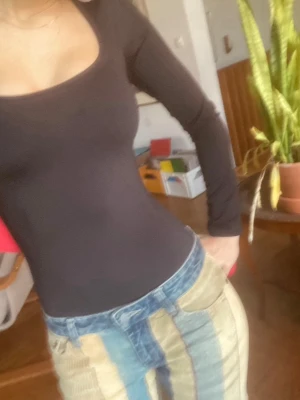 Patchwork jeans med vida ben - Unika patchwork jeans med utsvängda ben i olika nyanser av blått, beige och rött!😊 Jeansen har låg midja och coola sömmar, de ger en 60s-70s hippie vibe ☮️🌸 De sitter så bra men kommer inte till användning😞