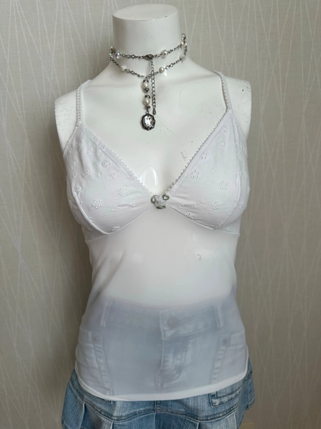 Vit spetstopp med broderade blommor - 2