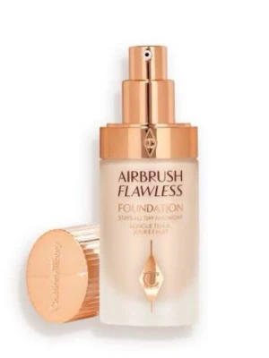 Charlotte Tilbury Airbrush Flawless Foundation - Airbrush Flawless Foundation från Charlotte Tilbury i en lyxig glasflaska med guldfärgad pump och lock. Foundationen har en ljus, neutral ton och ger en slät, airbrushad finish, i nyansen 2 cool. Perfekt för dig som vill ha en jämn och hållbar bas.