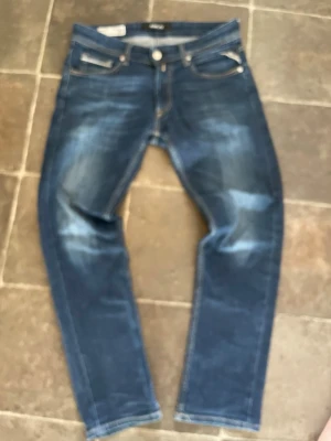 Replay groover - Blåa replay jeans i strl 30 x 30. De är knappt använda så i mycket bra skick.            Pris är ej hugget i sten