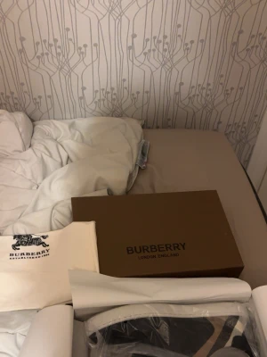 Burberry skor  - Säljer ett par snygga Burberry sneakers aldrig använda passar 42/43 storlek för mer bilder pm. Pris kan diskuteras ifall du inte gillar den . Mer bilder kom pm
