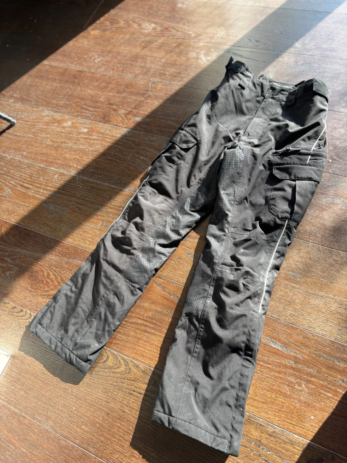 Svarta täckbyxor med fickor