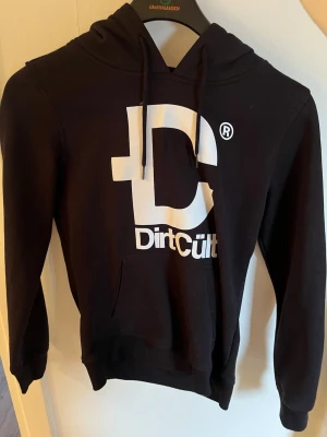 Dirtcült Hoodie  - Hoodie från Dirtcült i storlek S. Sparsamt använd så hel och fin 