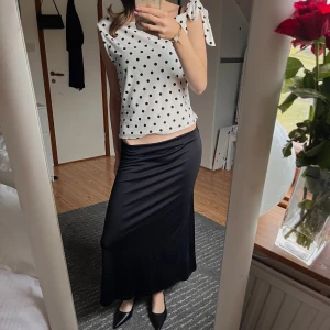 Svart långkjol i satin - Super fin satin kjol💓🫶🏼 Tyvärr saknar den märke och storlek men skulle säga att den är storlek S/M🌷