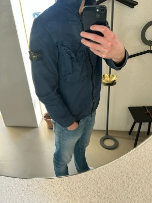 Stone Island overshirt - Blå overshirt från Stone Island, stilren med krage och ficka på höger bröst. Den är i bra skick, även patchen är i bra skick. Går att köra både t-shirt och hoodie under. 
