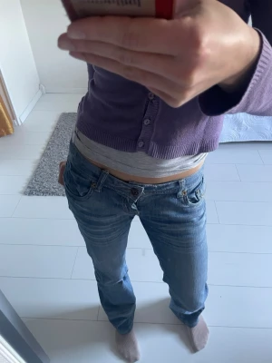 Coola lågmidjade jeans - Snygga unika super lågmidjade jeans! Är 174 cm och är bra i längd  Har LOVE märke på bakfickan Liten defekt där ena skärp öglan har släppt men är enkelt att laga! Kom gärna med prisförslag❣️