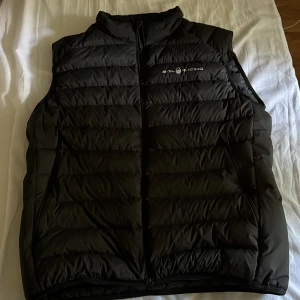 SAIL RACING VÄST - Säljer min Sail racing väst i storlek M den är fin och fräsch till sommarn skick på den är 10/10 den är knappt använd