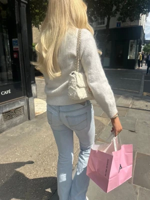 Ljusblå jeans  - Säljer ett par lågmudjade ljusblå jeans.