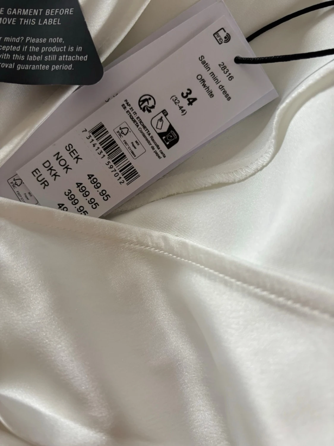 Vit satin kortklänning med v-ringning - 3