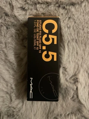 MAC Studio Fix Fluid Foundation C5.5 - MAC Studio Fix Fluid Foundation i nyansen C5.5 med SPF 15. Flytande foundation som ger en naturlig finish och täckning. Förpackningen är svart med tydlig märkning av nyansen. Innehåller 30 ml.