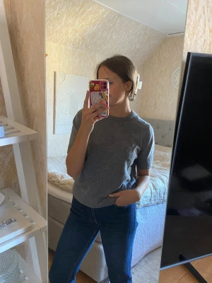 Stickad T-shirt - Stickad T-shirt i 100% ull, men sticks inte på mig som brukar känna av det i kläder. I storlek large, men sitter mer som en small/ medium. Tyvärr aldrig kommit till användning!