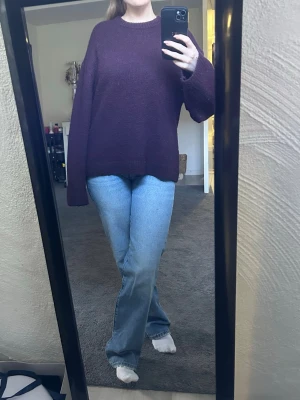 Vinröd stickad tröja - Säljer en stickad tröja i vinröd färg. Tröjan har rund halsringning, långa ärmar och en avslappnad passform. Perfekt för dig som gillar en enkel men snygg look. Materialet känns mjukt och mysigt.