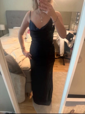 Balklänning marinblå   - Säljer nu min balklänning i storlek Xs men skulle säga att den passar S också. Jag är 168cm och skulle säga att den passar folk som är längre än så också. Endast använd en gång!!!!