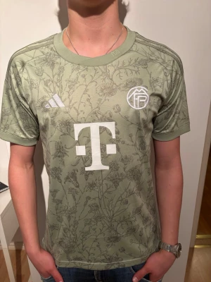 Grön Bayern München tröja Adidas - Rensar nu mina fotbollströjor i toppskick! Modellen på bilden är 184cm och väger 80kg. Bara att höra av sig vid minsta fundering! 