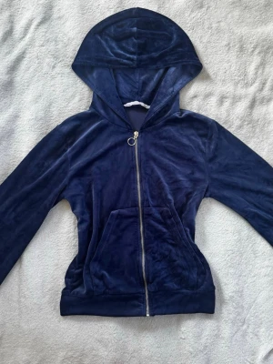 Velour kofta  - Marinblå velour kofta från Lager 157 i storlek S. 