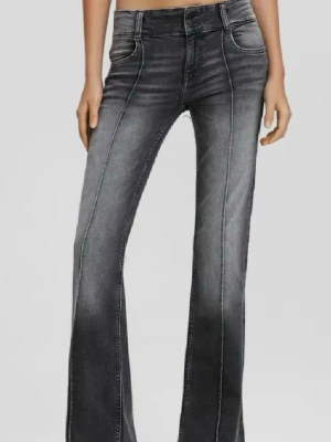 Gråa low waist bootcut jeans - Jag säljer ett par coola gråa low waist bootcut jeans med kontrastsömmar på framsidan från bershka. Dom är endast använda ett fåtal gånger. Priset är distribuerat, hör av er vid frågor!☺️🩷