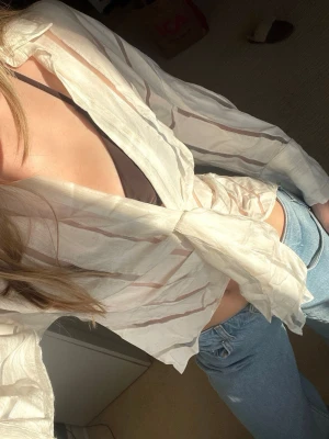 Strandskjorta - Naturvit blus med bred ärm och knytning framtill från Zara✨ perfekt att styla över en topp eller bikini👙 OBS, en knapp har lossnat lite men det syns ej då rosetten är framför så den går givetvis att använda ändå eller byta om man vill 